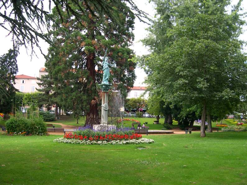  statue et fontaine dans le parc